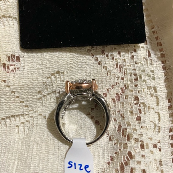 Beautiful large Rose and White Gold Ring - Picture 4 of 8